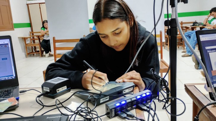 Jovens participaram de atendimento eleitoral e roda de conversa sobre voto, democracia e desinfo...