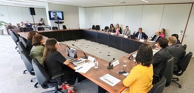 Corregedor-geral da Justiça Eleitoral destaca avanço do cadastro biométrico em Mato Grosso #DescriçãodaIamgem: A imagem mostra uma mesa de reunião com 11 pessoas, além das outras que estã...