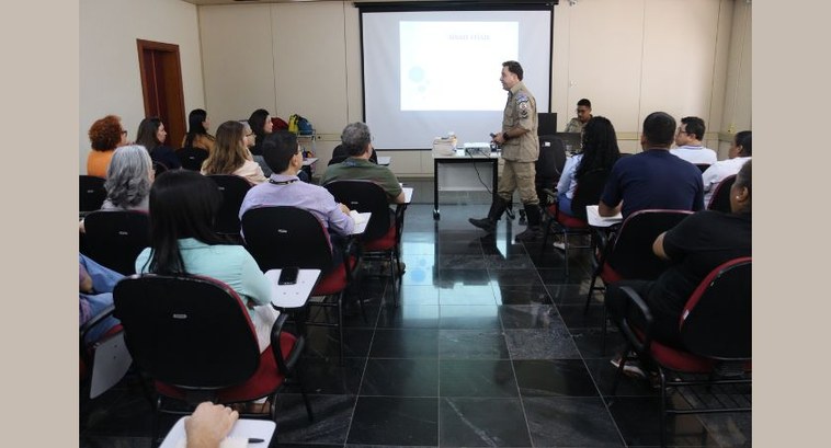 Equipe do TRE-MT participa de curso para formação de Brigada de Incêndio #DescriçãodaImagem: A fotografia mostra uma sala com várias pessoas de costas e sentadas, enquan...