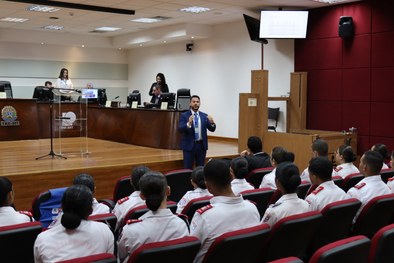 #DescriçãodaImagem: A imagem mostra os estudantes no depósito de urnas.