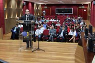#DescriçãodaImagem: A imagem mostra a sala do plenário com a turma de estudantes sentados de fre...