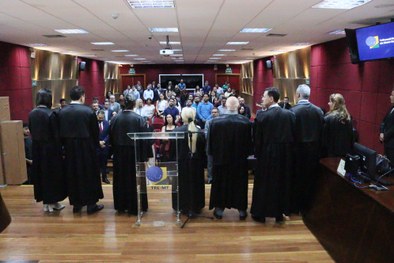 #descriçãodaImagem: A fotografia mostra uma estudante dentro do Memorial da Justiça Eleitoral ol...