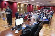 #DescriçãodaImagem: A fotografia mostra um dos desembargadores sentados no pleno, enquanto um do...