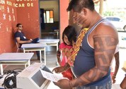 indígena votando