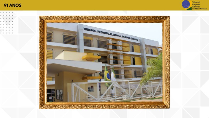 #PraTodosVerem: Com fundo triangular cinza e branco, na parte superior tem uma faixa amarela em ...