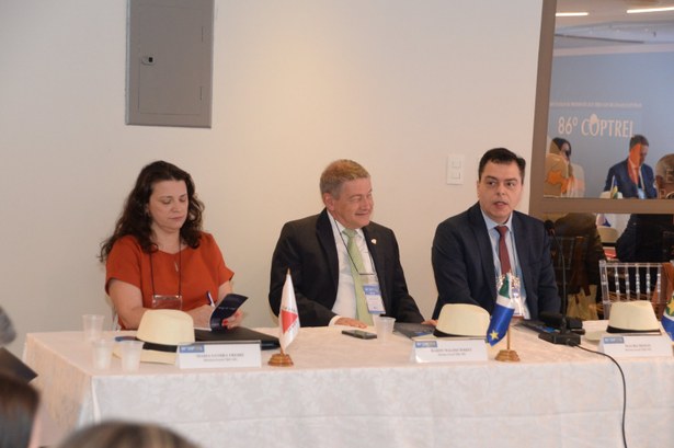 Mato Grosso participa do 86º Encontro do Colégio de Presidentes dos Tribunais Regionais Eleitorais #DescriçãodaImagem: A fotografia mostra três pessoas sentadas a mesa, sendo dois homens e uma mu...
