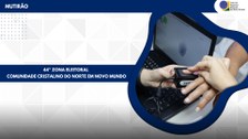 Com fundo triangular cinza e branco, há uma faixa azul na parte de cima em que está escrito: “Mu...
