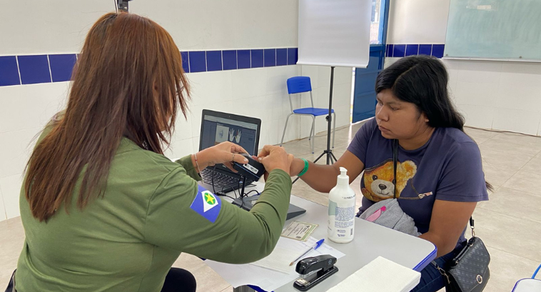 Mutirão Eleitoral desembarca na zona rural de Nova Canaã do Norte #PraTodosVerem - A imagem mostra o processo de coleta de biometria de um eleitor, durante atendi...