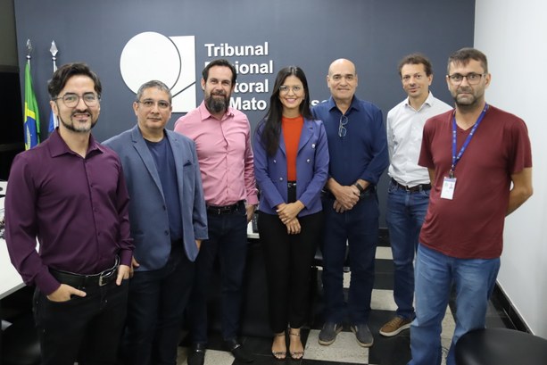 Seplag-MT conhece soluções de geotecnologia aplicada às eleições em visita ao TRE-MT #DescriçãodaImagem: A imagem mostra a equipe da Seplag-MT junto da equipe do TRE-MT. São seis ho...