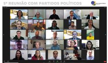 Foto que mostra a tela do computador, com as imagens dos participantes do evento, realizado de f...