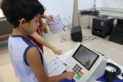 TRE-MT ESTUDANTES VENDO PALESTRA NO ADVENTISTA