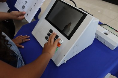 TRE-MT ESTUDANTES VENDO PALESTRA NO ADVENTISTA