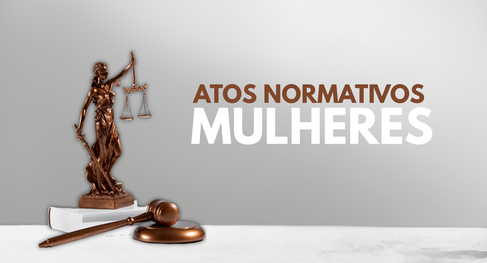 imagem com fundo cinza, sob uma mesa uma estátua de mulher segurando uma balança de justiça. con...