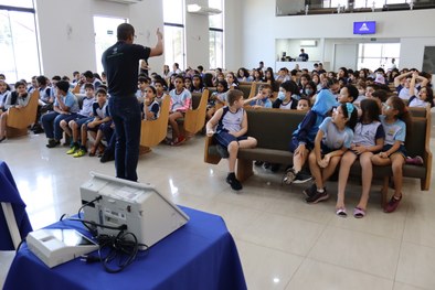 TRE-MT ESTUDANTES VENDO PALESTRA NO ADVENTISTA
