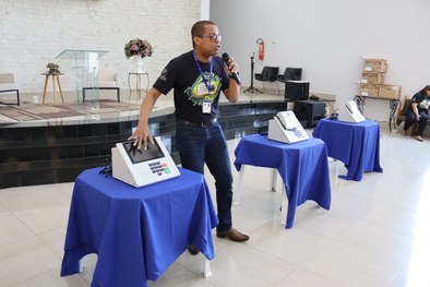 TRE-MT ESTUDANTES VENDO PALESTRA NO ADVENTISTA