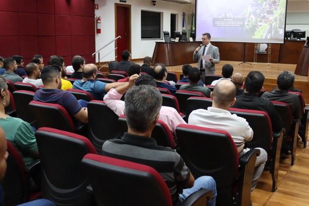 #DescriçãodaImagem: A fotografia mostra o plenário do TRE-MT com o auditório com vários particip...