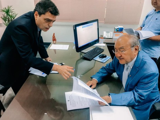 TRE-MT Desembargador Pedro Sakamoto assinando Pedro Sakamoto