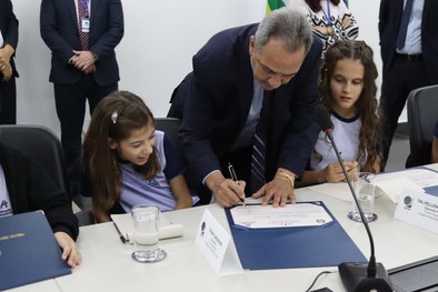 TRE-MT DIPLOMAÇÃO DE ESTUDANTES DO ADVENTISTA - CRIANÇAS NO MEMORIAL