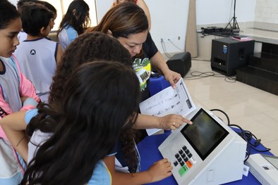 TRE-MT ESTUDANTES VENDO PALESTRA NO ADVENTISTA