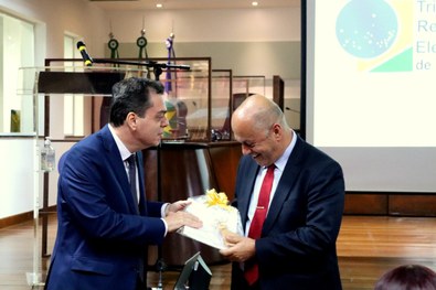 TRE-MT ENTREGA DE LEMBRANÇA JUÍZA TSE CLARA