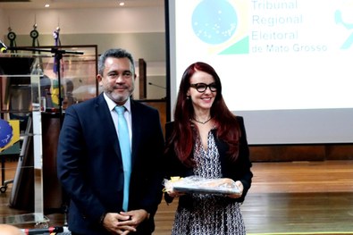 TRE-MT ENTREGA DE LEMBRANÇA JUÍZA TSE CLARA