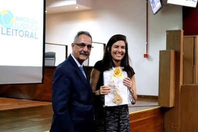 TRE-MT ENTREGA DE LEMBRANÇA JUÍZA TSE CLARA