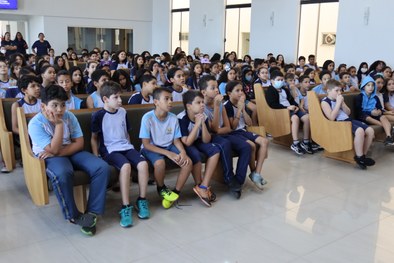 TRE-MT ESTUDANTES VENDO PALESTRA NO ADVENTISTA