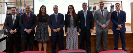 TRE-MT ENTREGA DE LEMBRANÇA JUÍZA TSE CLARA