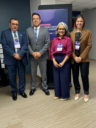 TRE-MT marca presença em evento sobre Prevenção e Enfrentamento do Assédio e da Discriminação no Poder Judiciário #DescriçãodaImagem: A imagem mostra os dois juízes de terno e as duas servidoras vestidas formal...