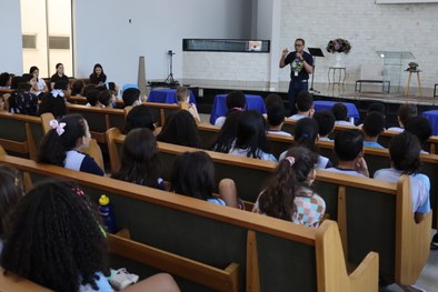 TRE-MT ESTUDANTES VENDO PALESTRA NO ADVENTISTA