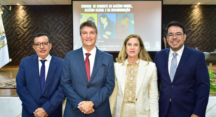 #PraTodosVerem: Foto que mostra alguns participantes da capacitação, de pé, sorrindo e, ao fundo...