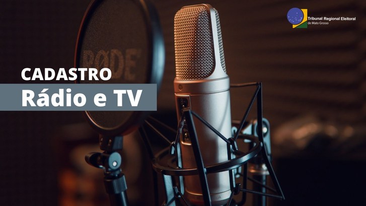 Foto colorida do close de um microfone de radialista em um estúdio, com o texto “Cadastro Rádio ...