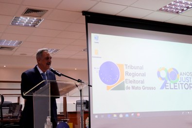 TRE-MT ENTREGA DE LEMBRANÇA JUÍZA TSE CLARA