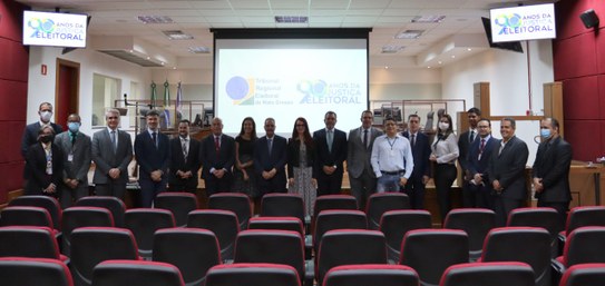 TRE-MT ENTREGA DE LEMBRANÇA JUÍZA TSE CLARA