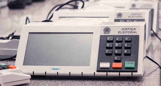 TRE-MT Urna Eletrônica 2020 imagem mostra a foto de uma urna eletrônica