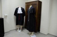 Togas, becas ou vestes talares, utilizadas pelos membros do Tribunal, pelo representante do Mini...