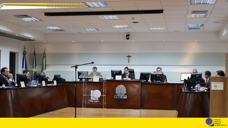 Troca na Procuradoria Eleitoral: Thereza Luiza Fontenelli substitui Pedro Melo Pouchain #DescriçãodaImagem: A imagem mostra o plenário com juízes e a presidente do TRE-MT.